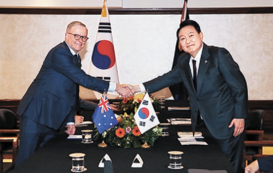 オーストラリアが韓国の次世代協力パートナーとして急浮上している。特に尹錫悦（ユン・ソクヨル）政権に入って韓豪両国の協力が本格化している。写真は昨年６月にスペイン・マドリードのホテルで開かれた韓豪首脳会談で握手をする尹錫悦大統領とアルバニージー豪首相。　大統領室写真記者団