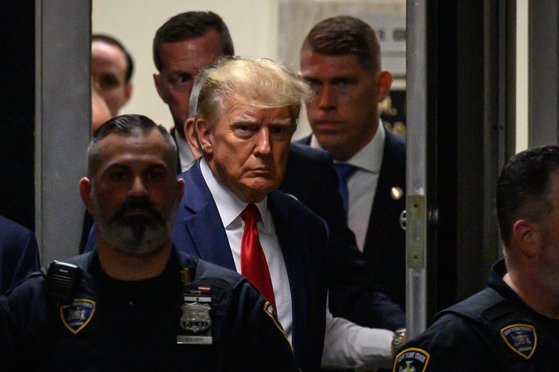 ４日にニューヨークのマンハッタン刑事裁判所法廷に出頭するトランプ前米大統領。