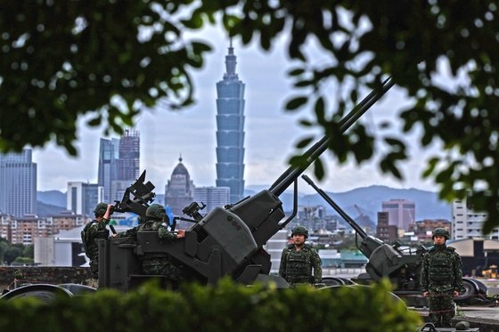 台湾国防部が１０日にツイッターで公開した台北都心の防空砲部隊の写真。［ツイッター　キャプチャー］