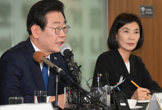 民主党の李在明代表（左）が１１日、ソウル韓国プレスセンターで開かれた外信記者クラブ招待記者会見に出席して発言している。［写真　国会写真記者団］