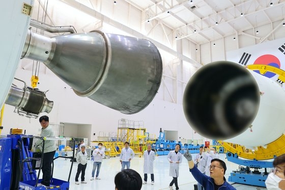 先月２８日、全羅南道高興の羅老宇宙センターで１段目と２段目の結合を終えた「ヌリ号」　写真＝韓国航空宇宙研究院