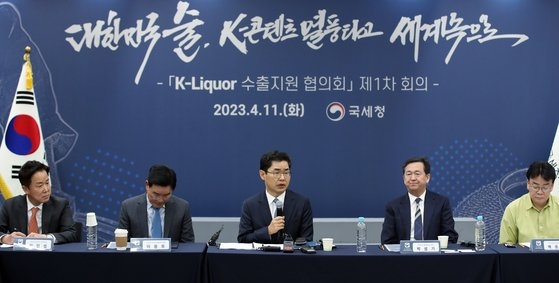 韓国国税庁の金昌基（キム・チャンギ）庁長（中央）が１１日、国産酒類のブランド化を通じて輸出増進を目指して開催された「Ｋ－リキュール輸出支援協議会」で発言している。左側からハイト眞露のチャン・インソプ専務理事、韓国酒類産業協会のイ・ヨンウ会長、金庁長、マッコリ輸出協議会のパク・ソンギ会長、ザ・ボーン・コリア（Ｔｈｅ　ＢＯＲＮ　Ｋｏｒｅａ）のペク・ジョンウォン代表理事。［写真　国税庁］