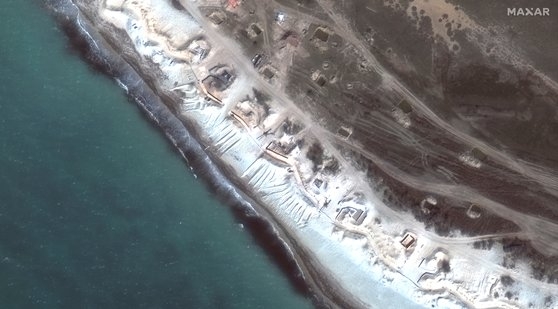 クリミア半島の海岸沿いに配備された砲台の衛星写真。［写真　ロイター＝聯合ニュース］
