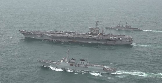 ４日、済州（チェジュ）南側の公海上で海上訓練を実施した韓米海軍と日本海上自衛隊の艦艇　写真＝韓国海軍
