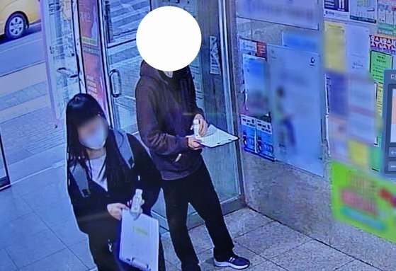 ３日、ソウル江南（カンナム）区庁駅近くで麻薬が入った飲料を生徒たちに渡した２０代女性１人と４０代男性１人。［写真　ソウル江南警察署］