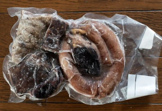 オーストラリア非営利海洋保全運動団体「アクション・フォー・ドルフィンズ（ＡＤＦ）」がヤフージャパンで購入したイルカ肉。これを分析した結果、許容値の１００倍近い水銀が検出されたと、ＡＤＦは明らかにした。　写真＝ＡＤＦ