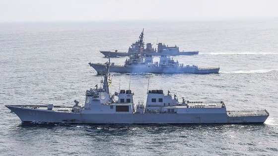 韓米海軍と日本海上自衛隊のイージス艦が１７日に東海公海上で韓米日海上ミサイル防衛訓練をしている。手前から韓国の「栗谷李イ」、米国の「ベンフォールド」、日本の「あたご」。［写真　韓国海軍］