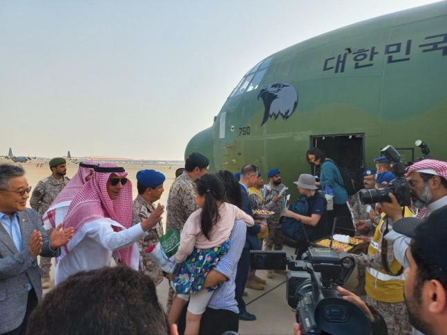 スーダンに滞在中だった韓国僑民２８人が２４日午後にポートスーダン空港から軍用機に乗りサウジアラビアのジェッダ空港に到着した。［写真　韓国大統領室］