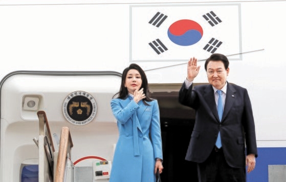 ２４日午後、米国を国賓訪問する尹錫悦（ユン・ソクヨル）大統領と金建希（キム・ゴンヒ）夫人がソウル空港で、歓送する関係者に手を振っている。　［青瓦台写真記者団］