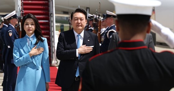 米国を国賓訪問した尹錫悦（ユン・ソクヨル）大統領と金建希（キム・ゴンヒ）夫人が２４日午後（現地時間）、米ワシントン近隣のアンドルーズ空軍基地に到着し、歓迎行事で国民儀礼をしている。　カン・ジョンヒョン記者