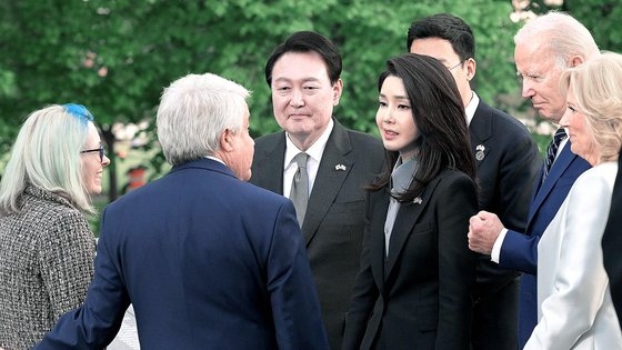 米国を国賓訪問中の尹錫悦大統領と金建希夫人がバイデン米大統領夫妻とともにワシントンＤＣの韓国戦争参戦勇士記念公園を訪れ、追悼の壁の前で遺族を慰労している。カン・ジョンヒョン記者