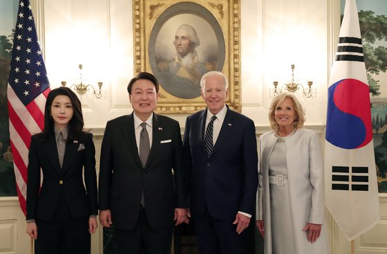 米国を国賓訪問中の尹錫悦大統領夫妻が２５日午後、ワシントンＤＣでバイデン米大統領夫妻と親交行事を行い記念撮影している。［写真　韓国大統領室］