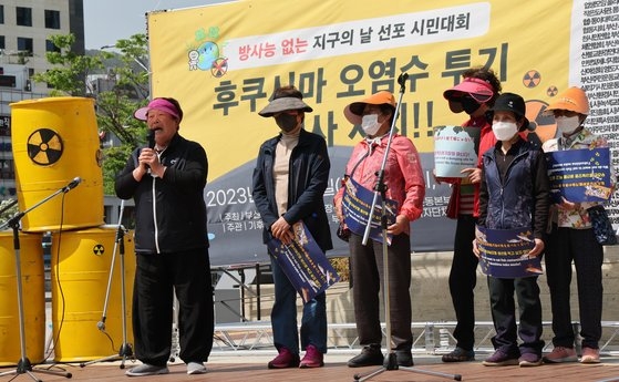 ２０日、釜山（プサン）駅広場で機張郡（キジャングン）の海女と市民団体などが福島汚染水放流反対集会を開いている。ソン・ボングン記者