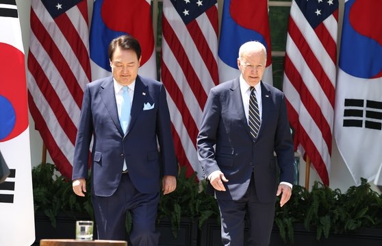 米国を国賓訪問した韓国の尹錫悦（ユン・ソクヨル）大統領と米国のバイデン大統領が２６日（現地時間）、ワシントンＤＣのホワイトハウスで韓米首脳会談をした後に記者会見場に入場している。カン・ジョンヒョン記者