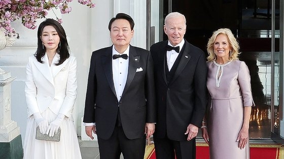 米国を国賓訪問中の尹錫悦（ユン・ソクヨル）大統領が金建希（キム・ゴンヒ）夫人と２６日午後（現地時間）、ホワイトハウスでの韓米首脳国賓晩餐会に入場し、バイデン大統領夫妻と記念撮影している。　カン・ジョンヒョン記者