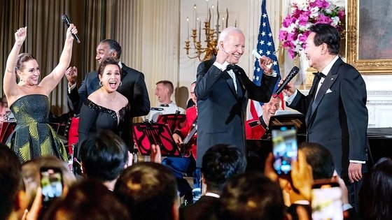 バイデン米大統領が２６日（現地時間）、ホワイトハウスで開かれた韓米首脳国賓晩餐会で歌った尹錫悦（ユン・ソクヨル）大統領に呼応している。　写真＝大統領室