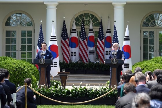 国賓訪米中、ホワイトハウスで記者団と対する韓国の尹錫悦（ユン・ソクヨル）大統領（右）と米国のバイデン大統領。
