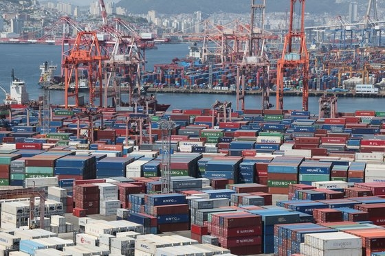 先月の輸出は７カ月連続減少するなど１４カ月にわたり貿易収支赤字が続いたと産業通商資源部が１日に明らかにした。この日釜山の神仙台埠頭と戡蛮埠頭の野積場にコンテナが積まれている。ソン・ボングン記者