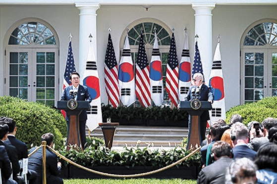 尹錫悦大統領とバイデン米大統領が先月２６日（現地時間）、米ワシントンＤＣのホワイトハウスのローズガーデンで韓米首脳会談共同記者会見を行っている。［写真　大統領室］