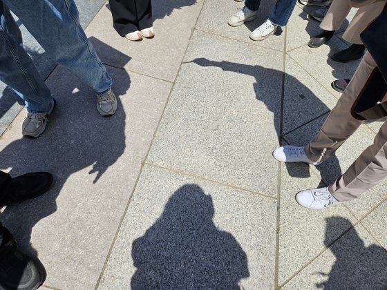 東大寺の石畳。左から順にインド、中国、韓国、日本の石が敷かれたという。ツアーの各国参加者が自国の石の上に立っている。オ・ヒョジョン記者