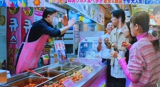 日本芸能人の非衛生的な行動に制止を加える韓国商店の店主［写真　ＹｏｕＴｕｂｅ　キャプチャー］