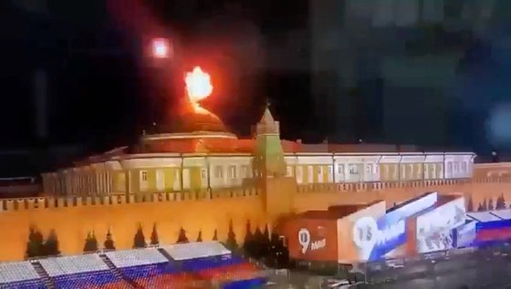 モスクワのクレムリンで飛行体が爆発するとみられる場面。［写真　ロイター＝聯合ニュース］