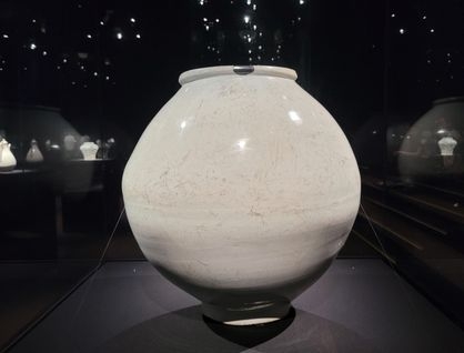 リウム美術館「朝鮮白磁展」に展示されている大阪市立東洋陶磁美術館所蔵のタルハンアリ（満月壷）
