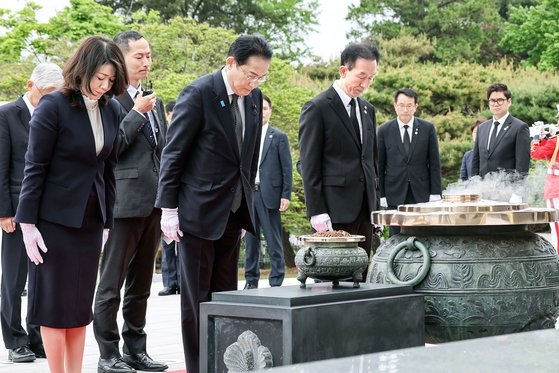 岸田文雄首相が７日の訪韓最初の日程として国立ソウル顕忠院を訪れ、裕子夫人とともに献花、焼香後黙祷している。キム・ソンリョン記者