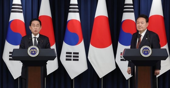 韓国の尹錫悦（ユン・ソクヨル）大統領（右）と岸田文雄首相（左）が７日、大統領室庁舎で共同記者会見を行っている。尹大統領は今月１９日に広島で開かれる主要７カ国首脳会議（Ｇ７サミット）に出席すると明らかにした。［写真　大統領室写真記者団］