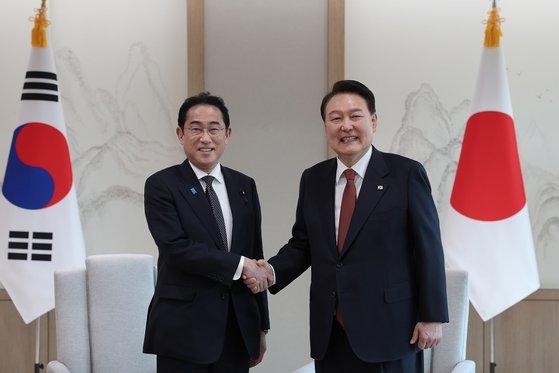 尹錫悦大統領が７日、２日間の日程で韓国を訪問した日本の岸田文雄首相とソウルの大統領室での小人数会談で握手をしている。［写真　韓国大統領室］