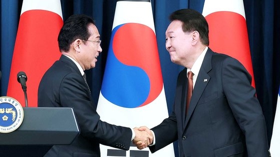 尹錫悦大統領と日本の岸田文雄首相が７日にソウルの大統領室で共同記者会見を終え握手している。［写真　大統領室写真記者団］