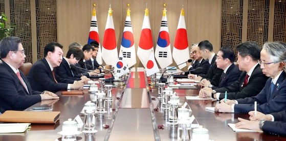 尹錫悦大統領と日本の岸田文雄首相（右から３人目）が７日にソウルの大統領室で両国の閣僚らが参加する中で韓日拡大首脳会談をしている。［写真　大統領室写真記者団］
