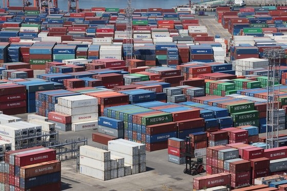 １日、釜山港の神仙台埠頭にコンテナが積み上げられている。産業通商資源部は先月の輸出が７カ月連続で減少するなど１４カ月にわたり貿易収支赤字が続いたとこの日明らかにした。ソン・ボングン記者