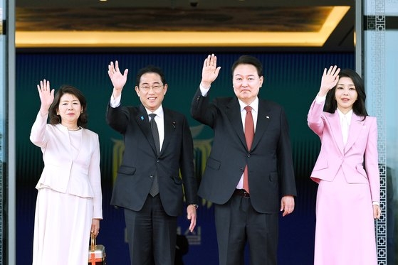 左から裕子夫人、岸田文雄首相、韓国の尹錫悦（ユン・ソクヨル）大統領と金建希（キム・ゴンヒ）夫人が７日、ソウル龍山（ヨンサン）大統領室で公式歓迎式を終えたあと挨拶をしている。尹大統領は拡大会談で「シャトル外交の再開に１２年かかったが、我々２人の相互往来には２カ月もかからなかった」と述べた。［写真　韓国大統領室］