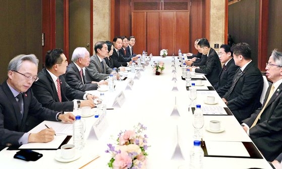 岸田文雄首相（右から３人目）が８日、ソウル小公洞（ソゴンドン）ロッテホテルで韓国経済団体長と懇談会を行っている。［写真　韓国全国経済人連合会（全経連）］