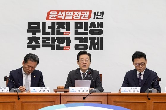 韓国野党「共に民主党」の李在明（イ・ジェミョン）代表（中央）が８日、ソウル汝矣島（ヨイド）の国会で開かれた最高委員会議で冒頭発言をしている。キム・ヒョンドン記者