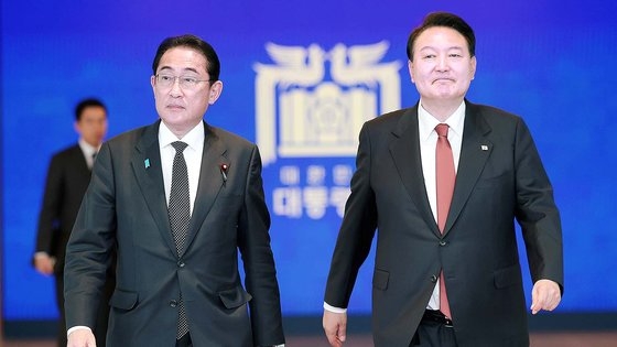 ７日にソウルの大統領室で尹錫悦大統領と日本の岸田文雄首相が韓日首脳会談後の共同記者会見を終え並んで歩いている。［写真　大統領室］