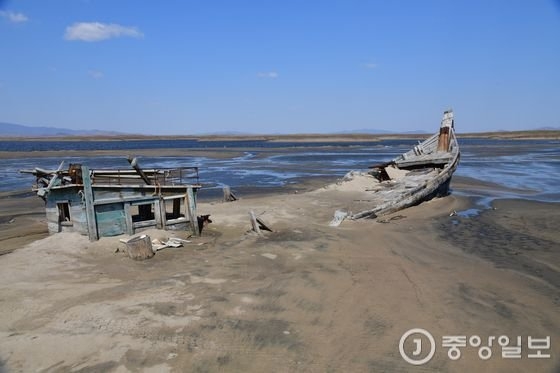 ロシア沿海州ポシェト地域の海岸に難破した北朝鮮の木船が見える。［写真　カン・ドンワン東亜大教授］