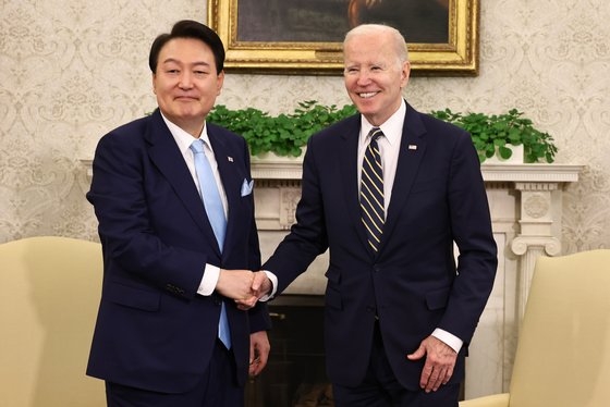 韓米同盟７０周年を迎え、米国を国賓訪問した尹錫悦大統領が４月２６日（現地時間）、ホワイトハウスの大統領執務室でバイデン米大統領と少人数会談を行う前に握手している。［写真　大統領室写真記者団］