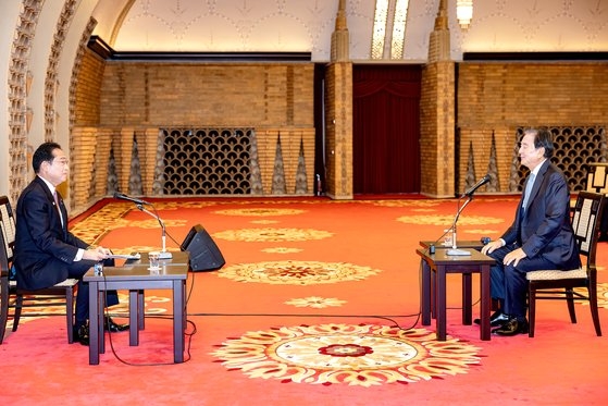 岸田文雄首相（左）と洪錫炫中央ホールディングス会長が１１日午後、東京の首相公邸で対談している。チョン・ミンギュ記者