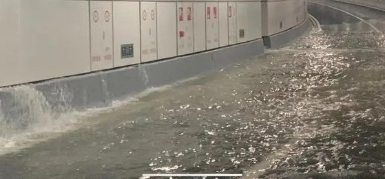 中国大連湾海底トンネルの水漏れの様子。［写真　微博＝聯合ニュース］
