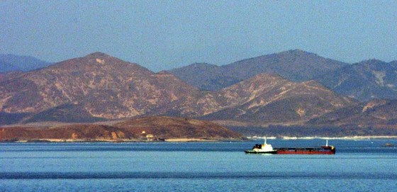 延坪島の望郷展望台から見る北朝鮮。ＮＮＬ北側地域で北側の砂を採取している南側砂採取船がみられる。後方は北朝鮮。［中央フォト］