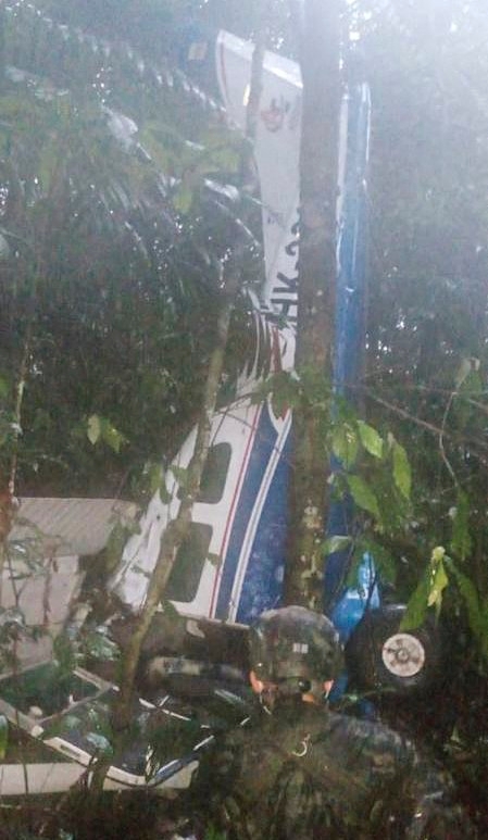 １６日にコロンビア軍当局が公開したアマゾンのジャングルのある集落に墜落した事故機の様子。［写真　ＡＦＰ聯合ニュース］