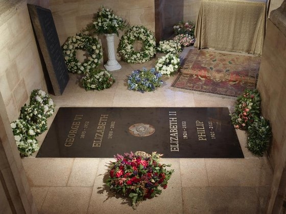 エリザベス２世女王の追悼石板［英国王室公式フェイスブック　キャプチャー］