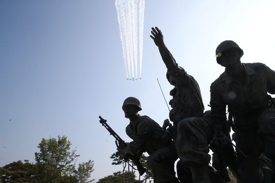 ２０２０年１０月１９日午前、ソウル龍山区（ヨンサング）の戦争記念館で、空軍特殊飛行チーム「ブラックイーグルス」が「長津湖（チャンジンホ）戦闘英雄追悼行事」追悼飛行に向けて事前練習をしている。ウ・サンジョ記者