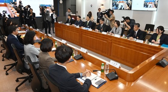 韓日両国は１２日、福島原発汚染水現場視察団派遣のための韓日局長級会議を開いた。［写真　共同取材団］