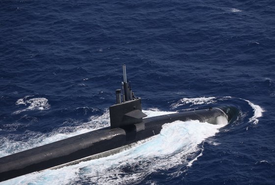 フィリピン海で水面上に浮上した米戦略原子力潜水艦「メイン」　［ＳＮＳ　キャプチャー］