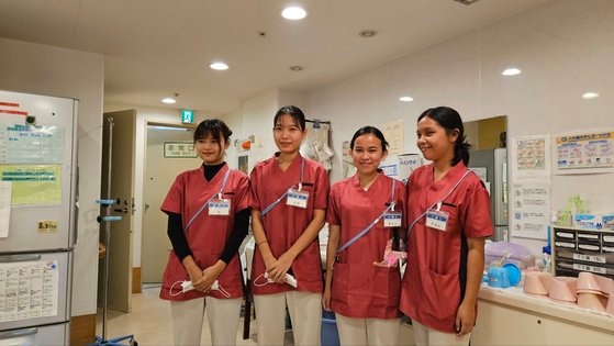 東京都新宿区の介護施設で働く移住労働者たち。左からシュ・ティエンさん（２４、ミャンマー）、ナオ・ワ・トゥワさん（２４、ミャンマー）、マリ・クリスティンさん（２５、フィリピン）、アクセル・ネイディンさん（２１、フィリピン）。※移民労働者たちは普段はマスクを着用しているが、撮影のためマスクを外した。東京＝イ・ヨングン記者