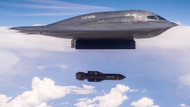 米空軍が２０１９年５月にインターネット上で公開したＢ－２戦略爆撃機のＧＢＵ－５７　ＭＯＰ投下場面