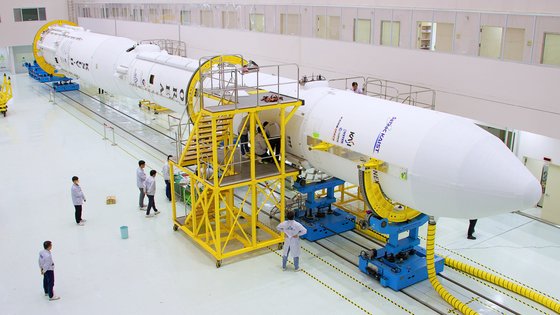 今月１６日、全羅南道高興（チョルラナムド・コフン）の羅老（ナロ）宇宙センターの発射体組立棟で２４日の３回目の打ち上げを控えた韓国型ロケット「ヌリ号」の第１、２段と第３段の結合作業が行われている。［写真　韓国航空宇宙研究院］